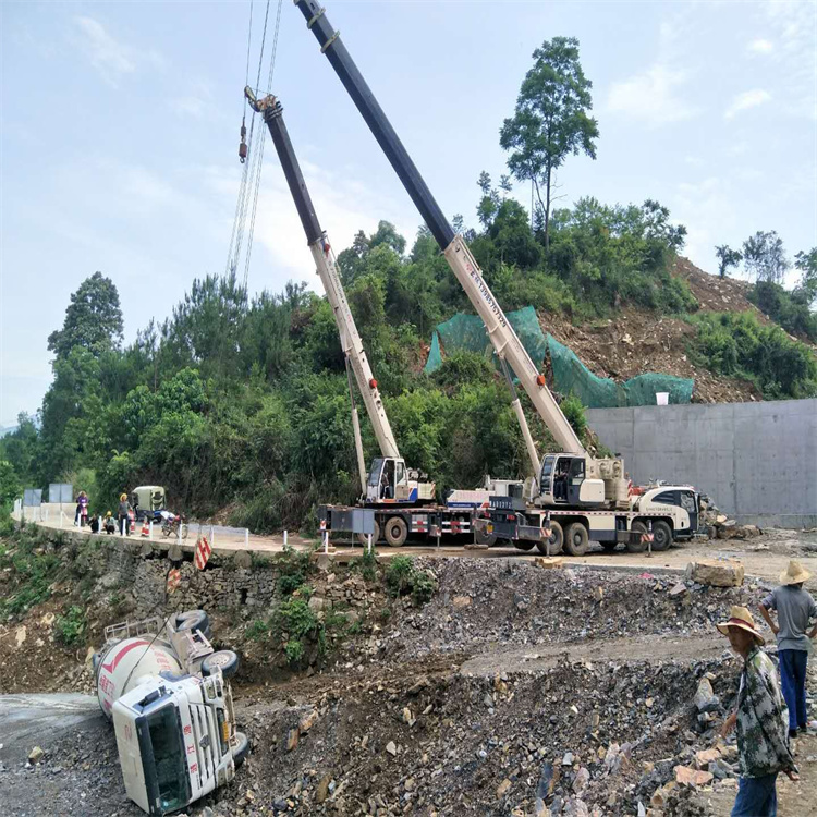 蔚县汽车掉沟里叫吊车救援要多少钱